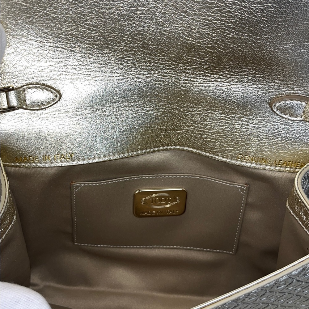 Authentic TOD’S ‘Signature’ Crossbody/Shoulder Bag ~ in Metallic Gold Leather - Picture 8 of 17